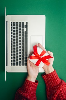Geschenk mit Laptop weihnachtlich