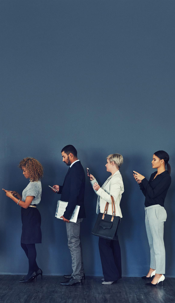 Mitarbeiter warten auf ihr Bewerbungsgespräch