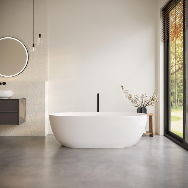 Impression eines modernen Badezimmers mit freistehender Badewanne