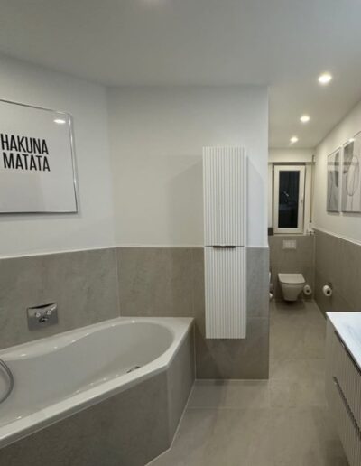 Badezimmer Renovierung in ruhigem Konzept