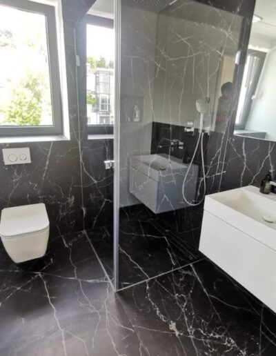 Elegantes Badezimmer in Marmor-Optik