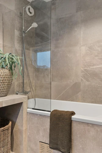 Modernes Badezimmer mit Badewanne