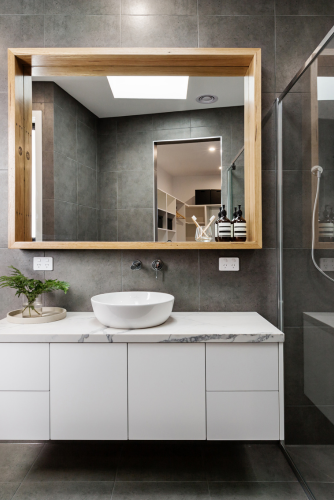 Modernes Badezimmer mit großem Spiegel und Badezimmerschrank