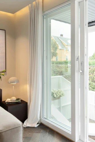 Große Fenster im Schlafzimmer