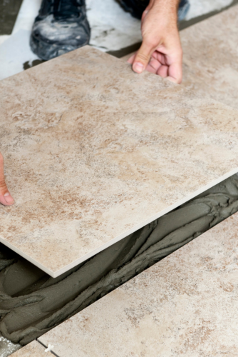 Fliesen werden verlegt