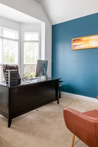 Farblich gestrichenes Arbeitszimmer