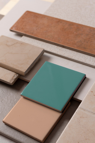 Mehrere Notizbücherliegen auf einem Tisch, vorbereitet für die Planung eines Badezimmers.